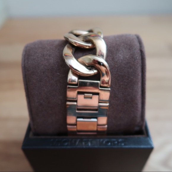 Michael Kors Rose Gold Watch - Picture 4 of 8